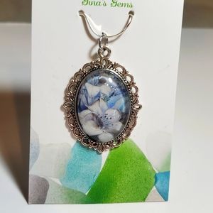 Jewlery handcrafted pendant. Made with resin and flowers